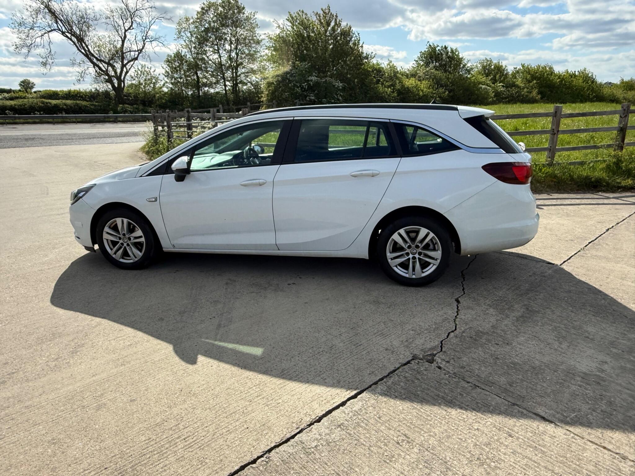 Vauxhall Astra 1.6 CDTi Tech Line Sports Tourer Euro 6 (s/s) 5dr — photo 72 of 104
